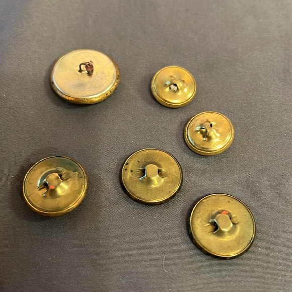 Lot of 5 vintage gold tone metal buttons - Picture 4 of 5